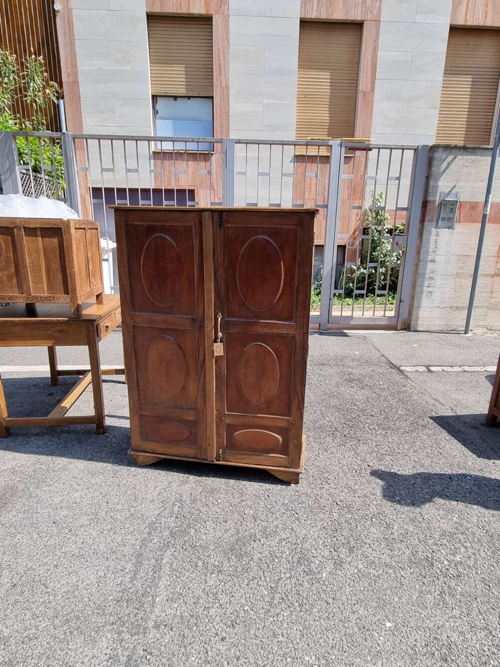 Armadietto in teak con intagliati dei cerchi