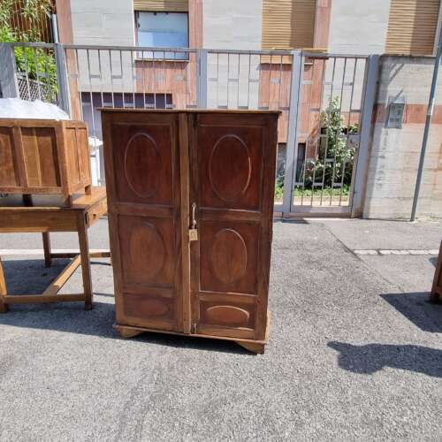 Armadietto in teak con intagliati dei cerchi