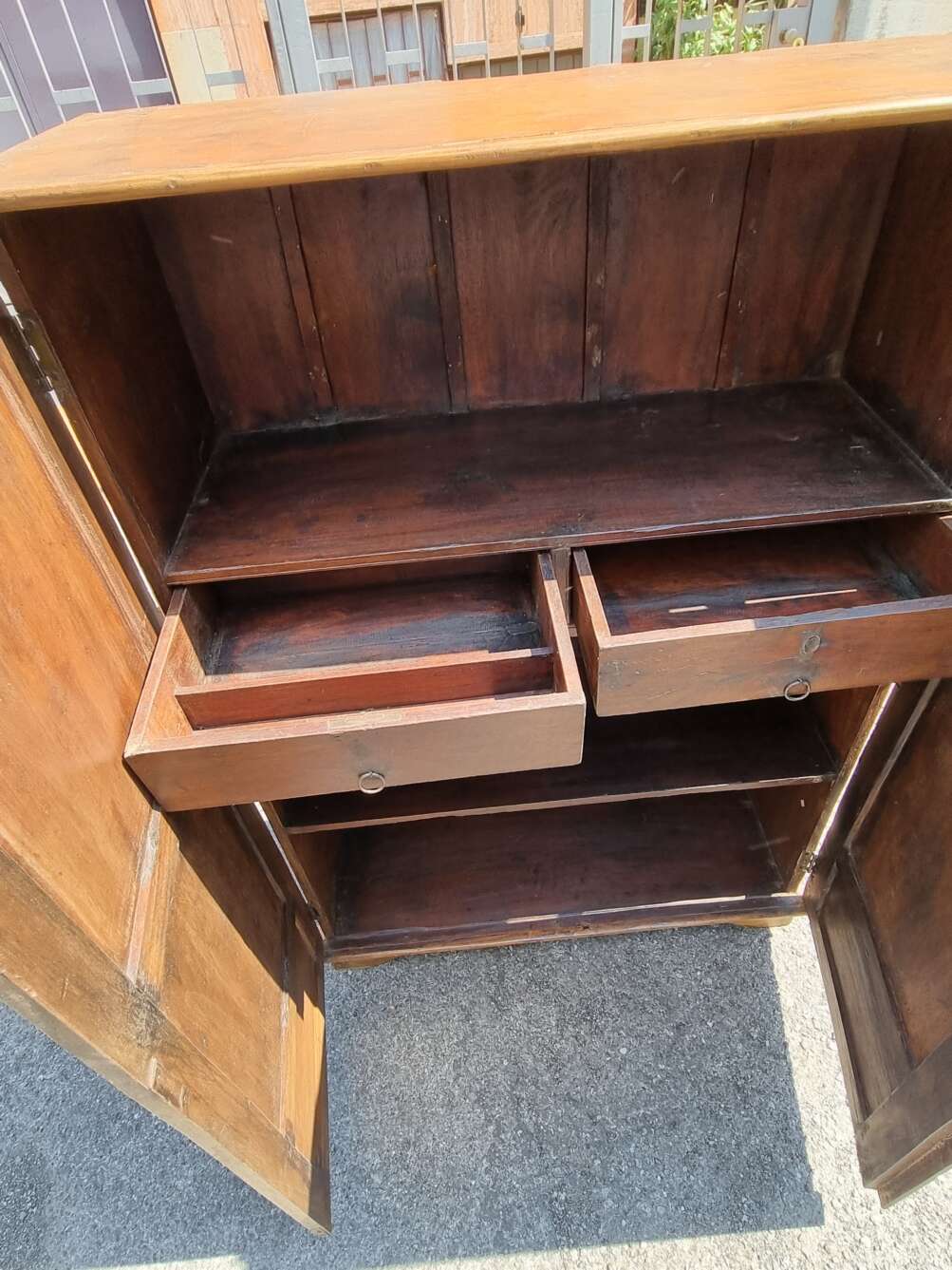 Armadietto in teak con intagliati dei cerchi - immagine 4