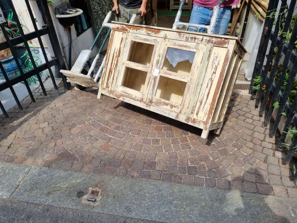Credenza con i vetri slavata in teak - immagine 8