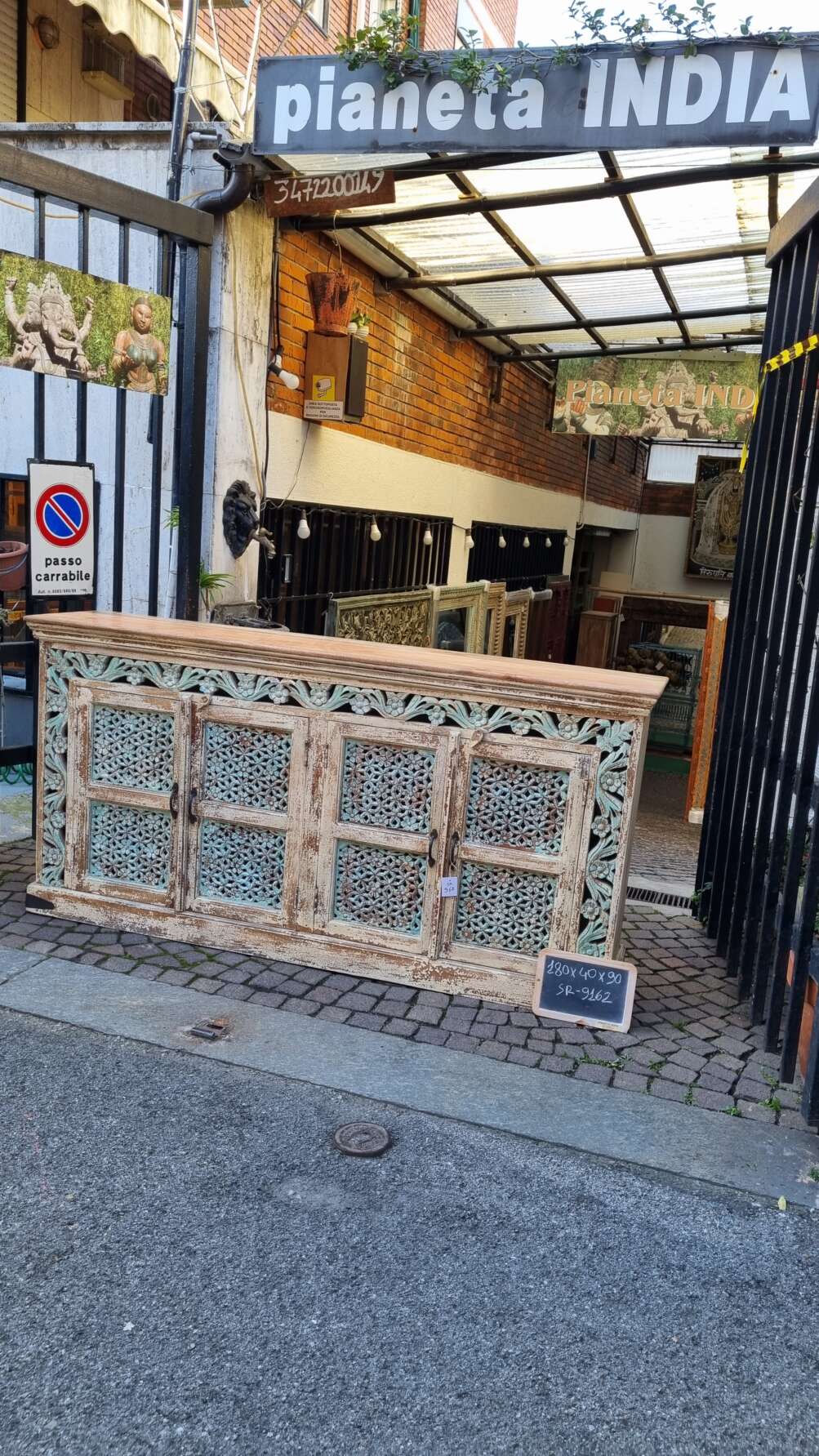 Credenza intagliata bianca e azzurra
