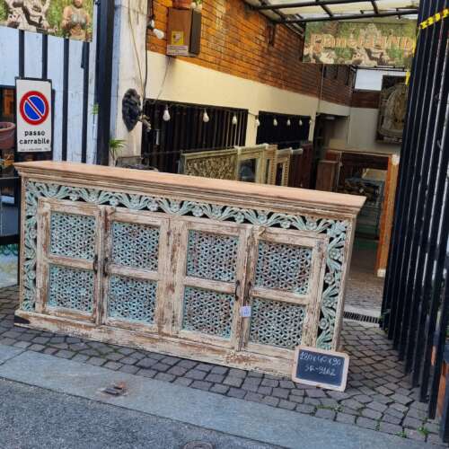 Credenza intagliata bianca e azzurra