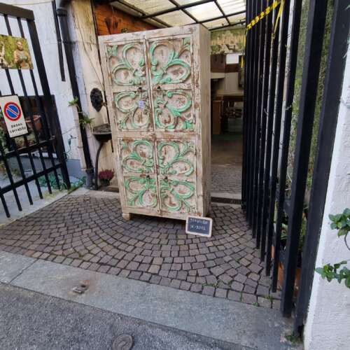 Armadio con fiore intagliato a scomparti