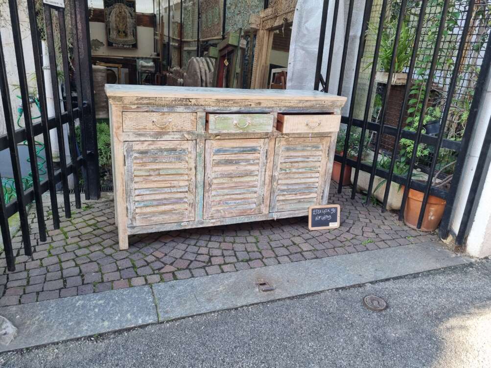 Credenza shabby con persiane e cassetti