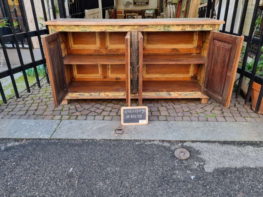 Credenza in Legno Decapato dallo Stile Rustico - immagine 2