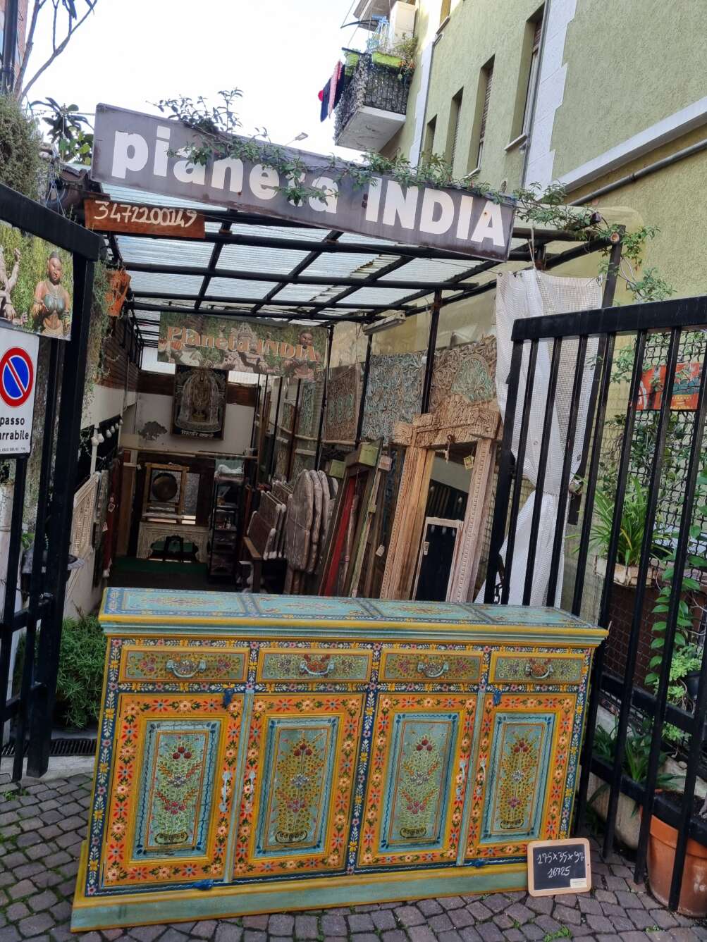 credenza color pastrello floreale