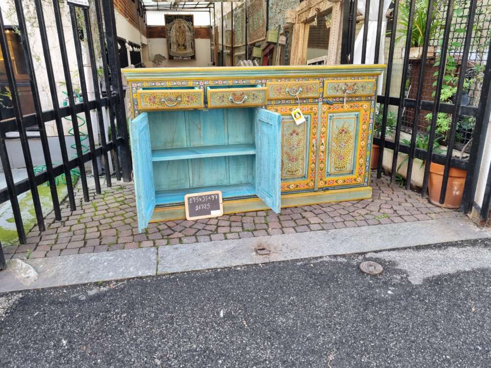 interni credenza color pastrello floreale