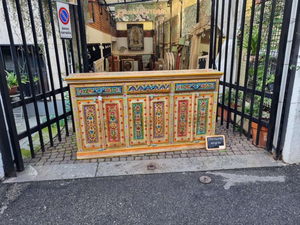 credenza dipinta a mano floreale