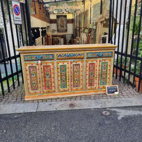 credenza dipinta a mano floreale