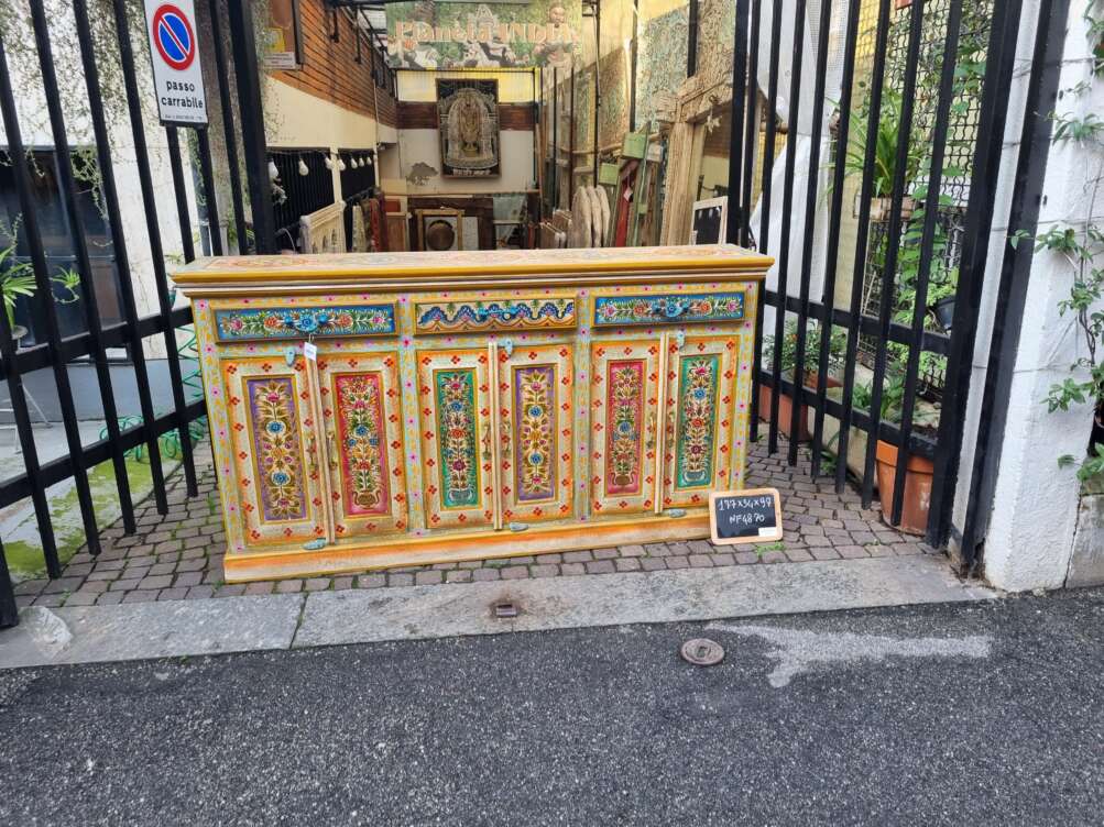 credenza dipinta a mano floreale