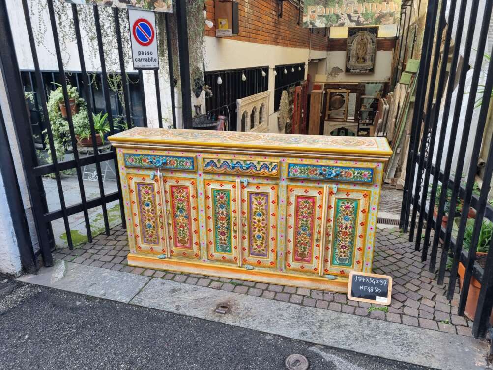 credenza dipinta a mano floreale