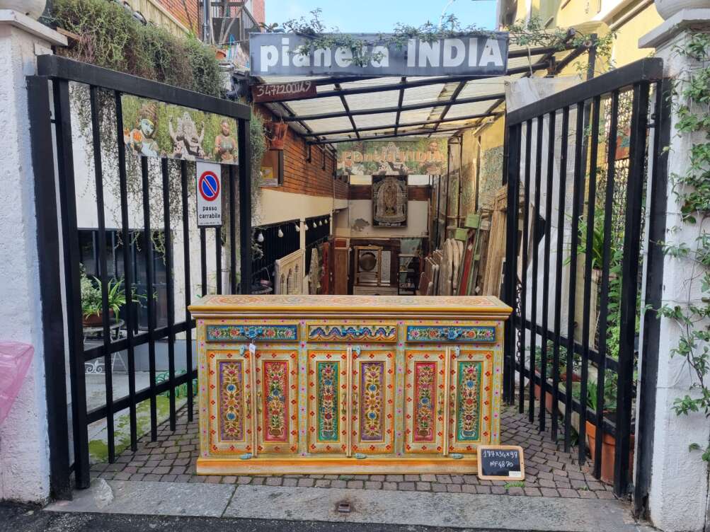 credenza dipinta a mano floreale