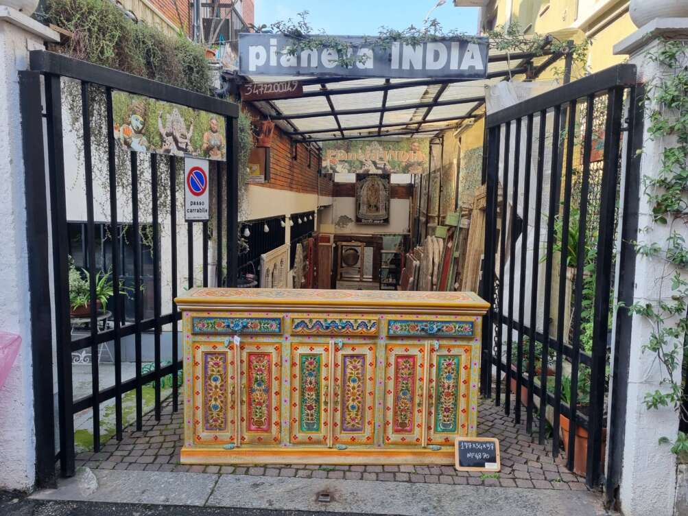credenza dipinta a mano floreale