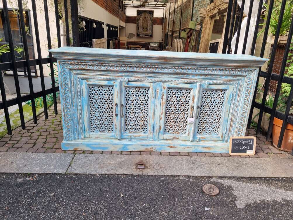 dettagli credenza in legno turchese traforata
