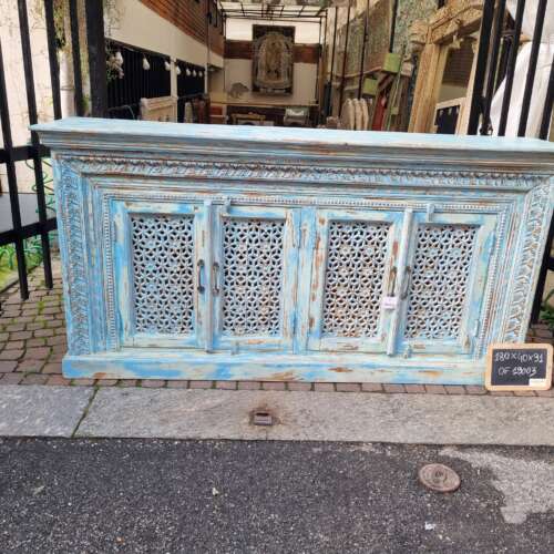 dettagli credenza in legno turchese traforata