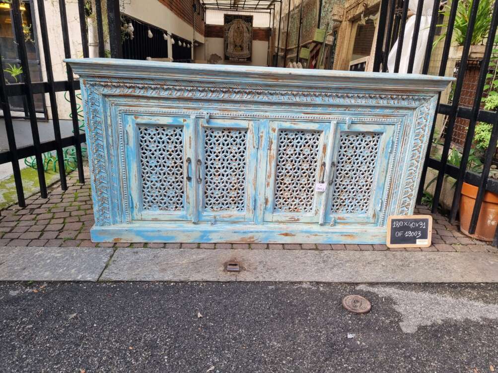 dettagli credenza in legno turchese traforata