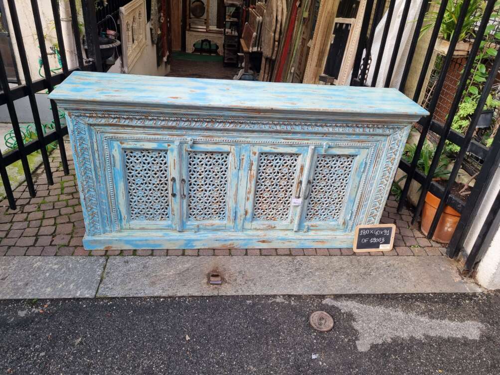 credenza in legno turchese traforata