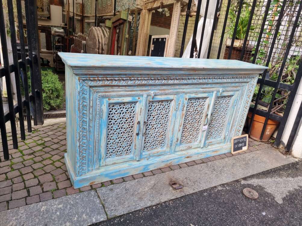 credenza in legno turchese traforata