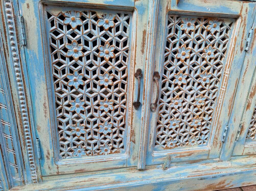 dettagli credenza in legno turchese traforata