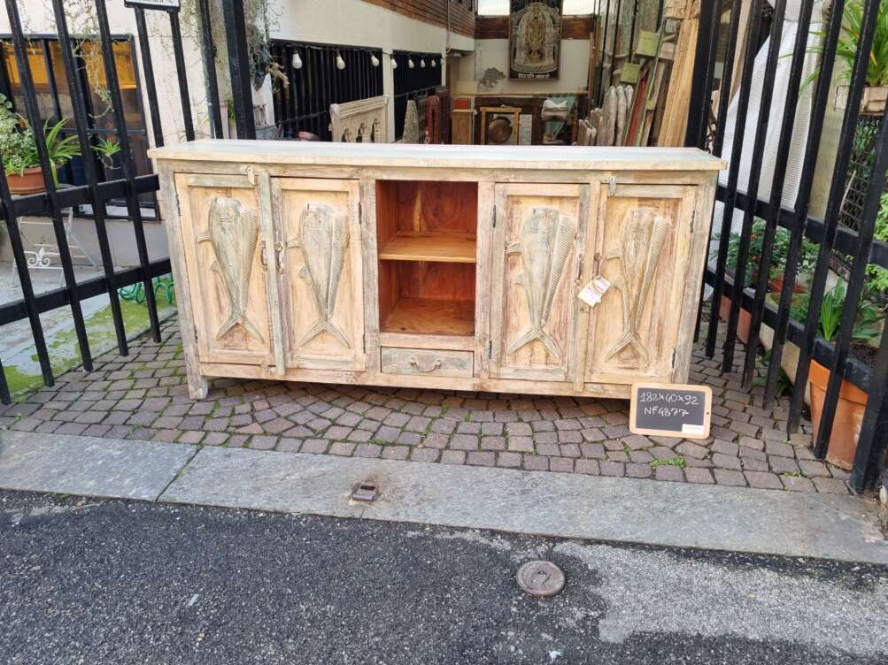 Credenza in Legno Intagliato con Motivi di Pesci