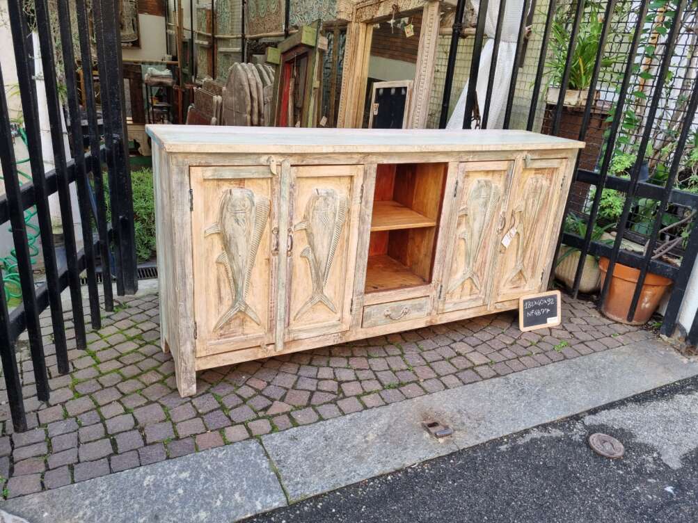Credenza in Legno Intagliato con Motivi di Pesci