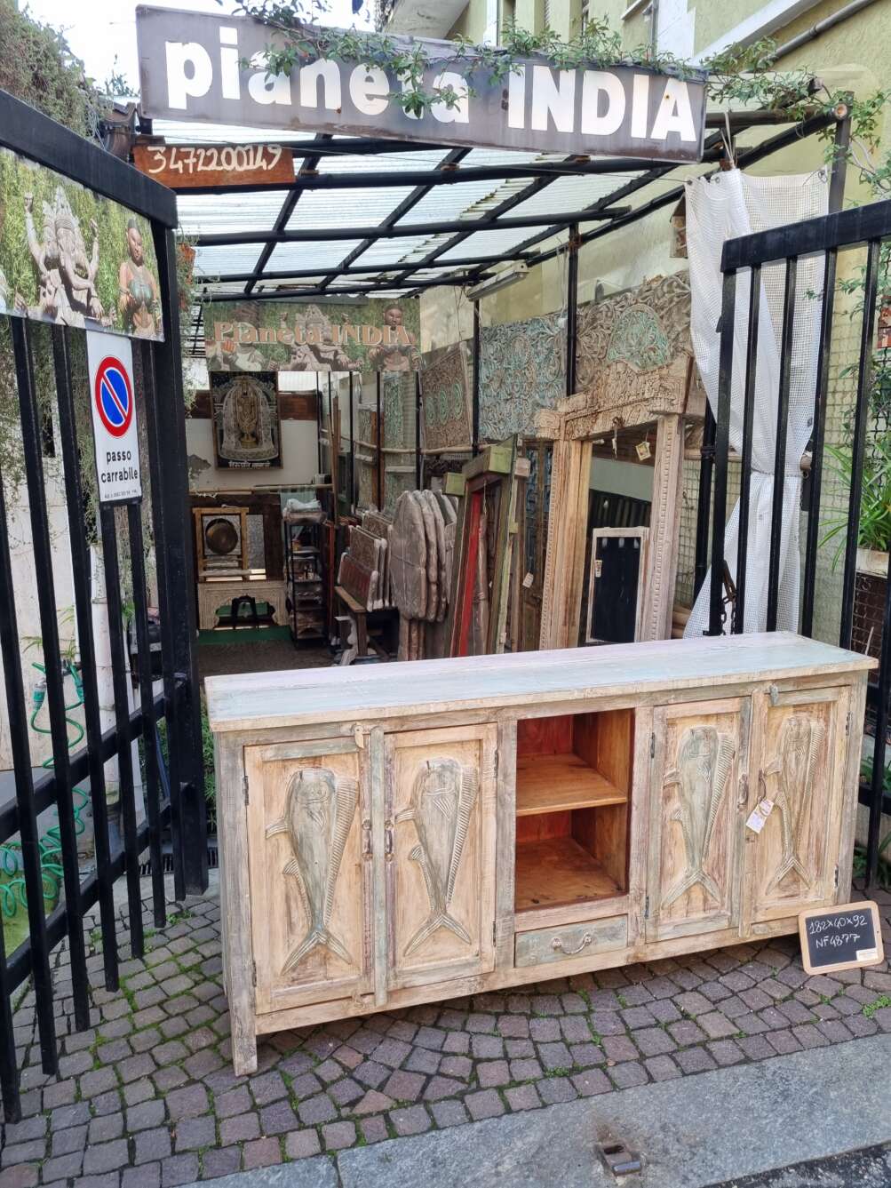 Credenza in Legno Intagliato con Motivi di Pesci