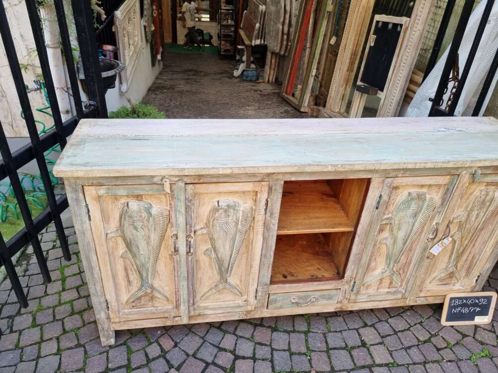 Credenza in Legno Intagliato con Motivi di Pesci