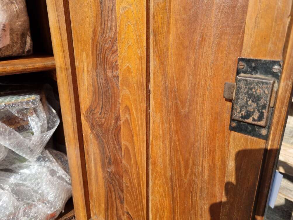 dettaglia armadio alto legno
