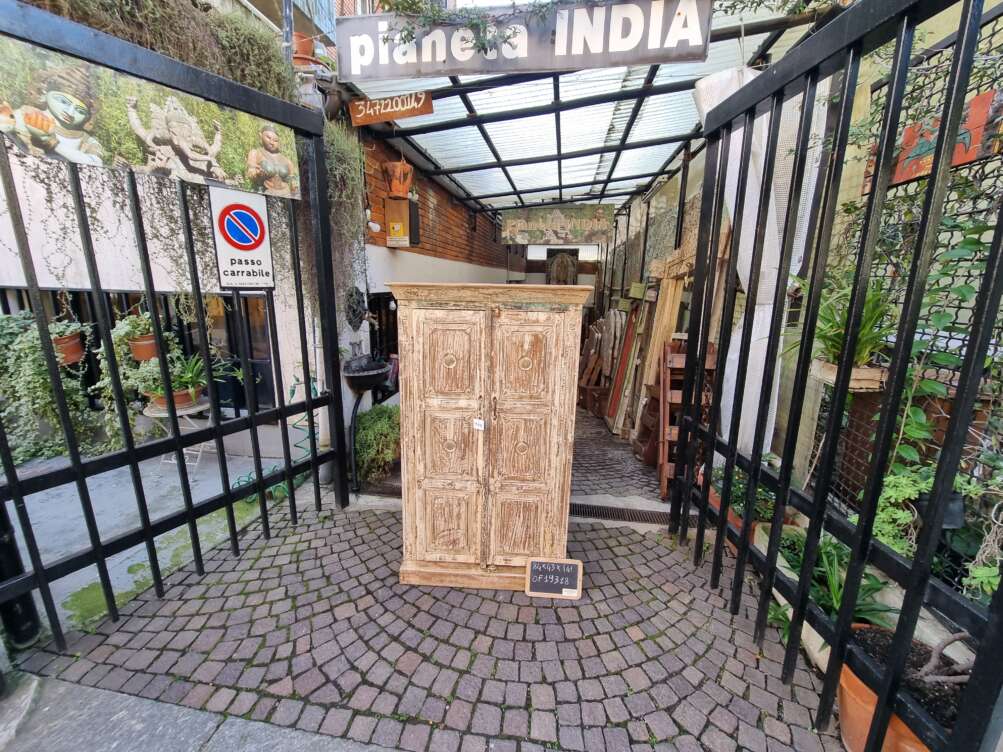 Armadio decapato con pannelli scolpiti
