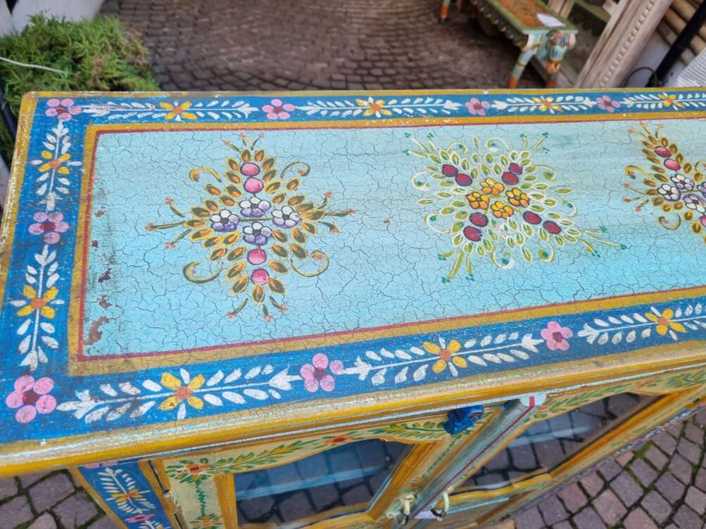 dettagli vetrinetta multicolor