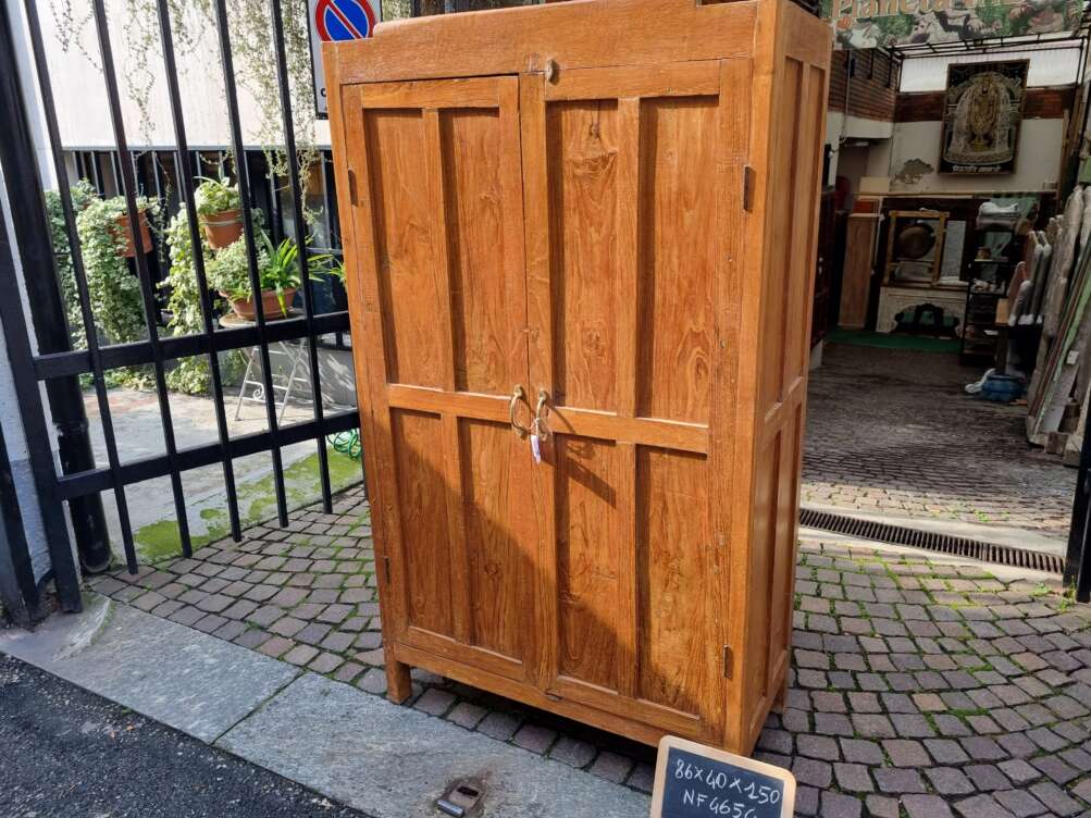 armadio legno naturale