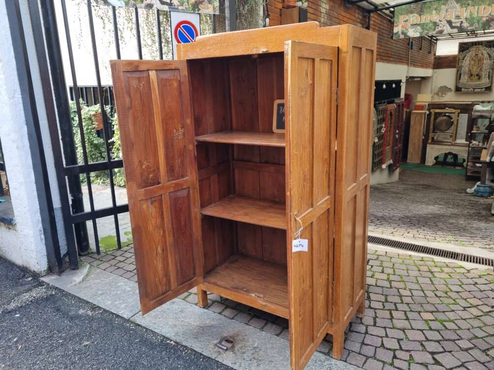 apertura armadio legno naturale
