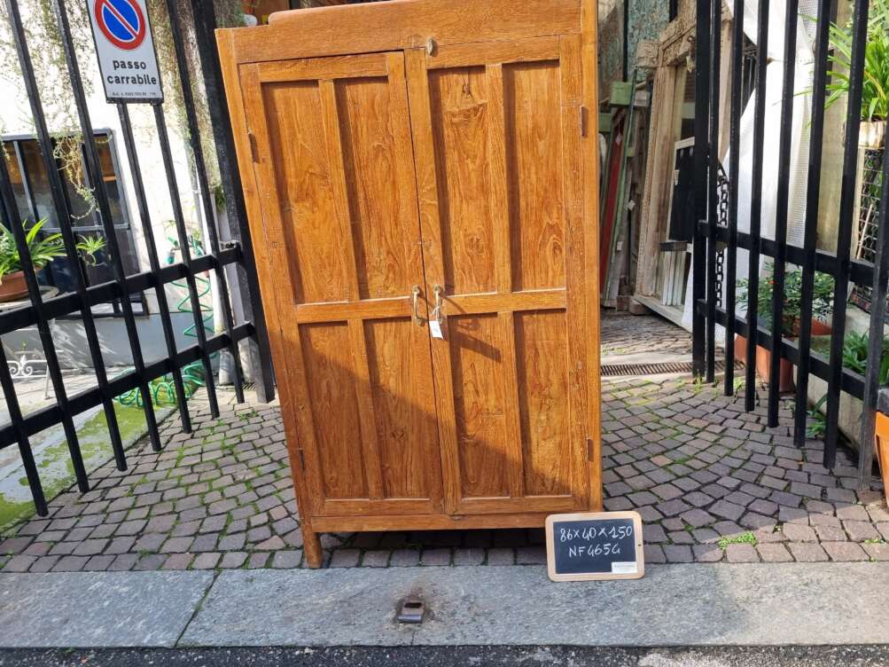 armadio legno naturale