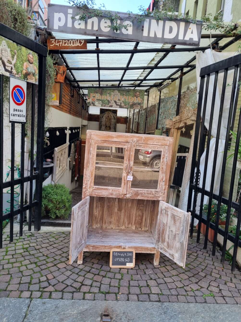 apertura vetrinetta legno chiaro