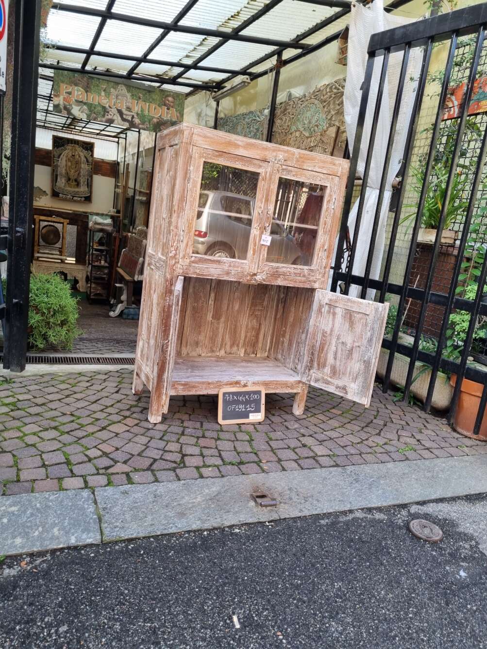 apertura vetrinetta legno chiaro