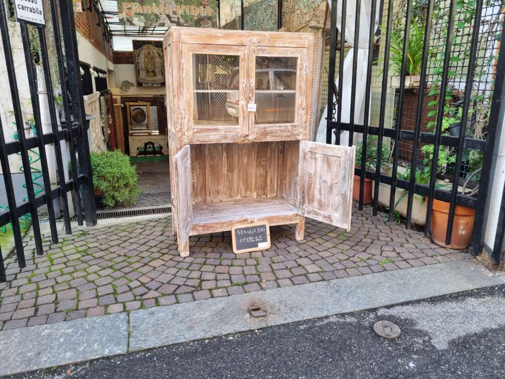 apertura vetrinetta legno chiaro
