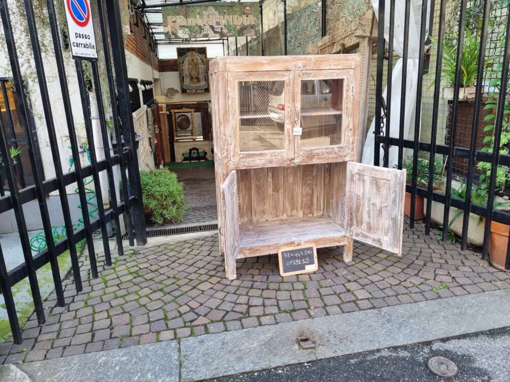 apertura vetrinetta legno chiaro