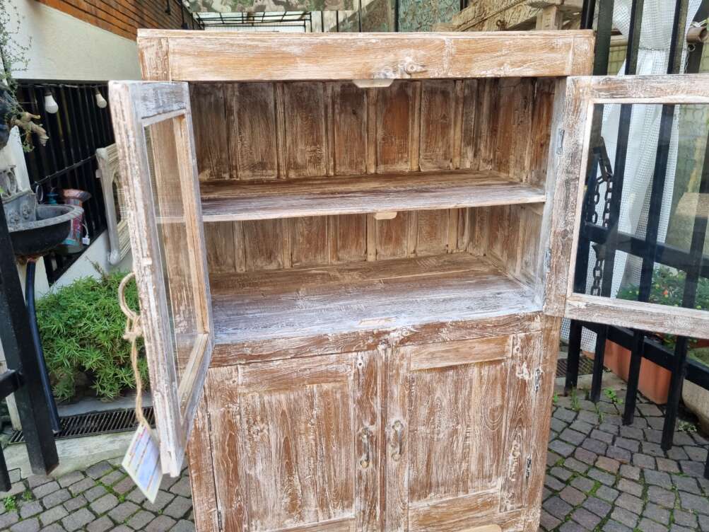 apertura vetrinetta legno chiaro