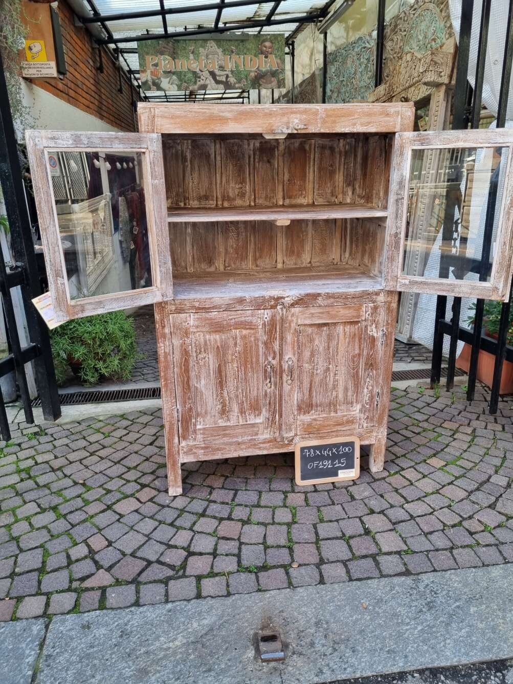 apertura vetrinetta legno chiaro