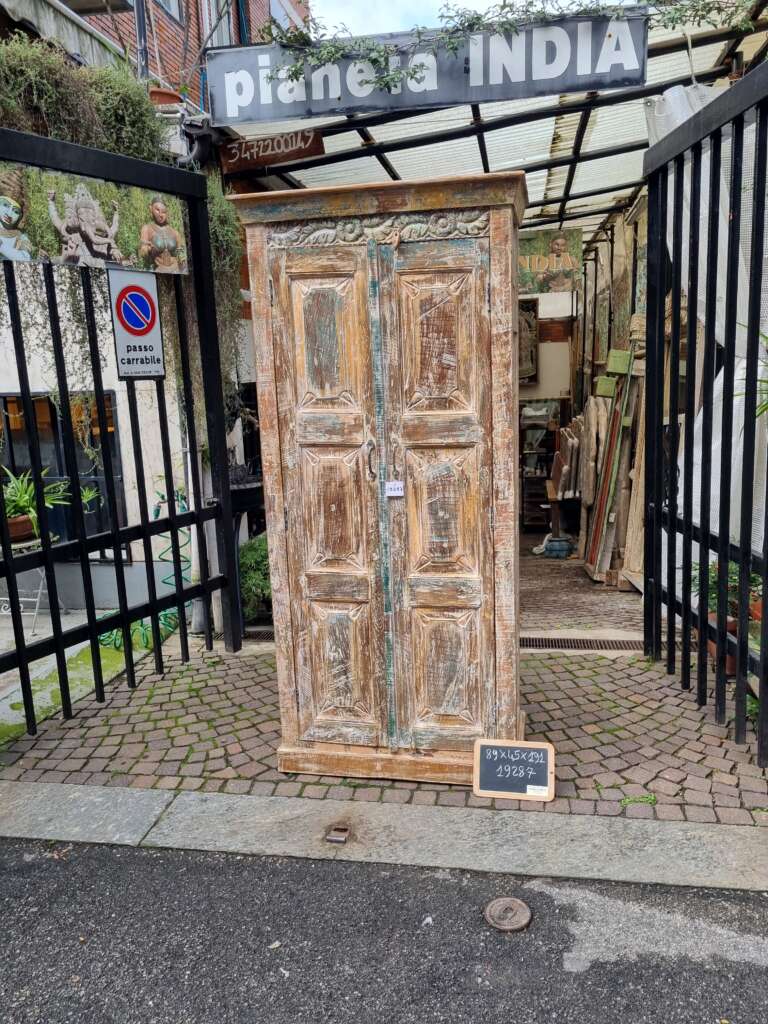 armadio legno chiaro