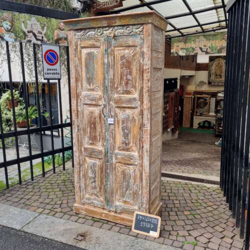 armadio legno chiaro