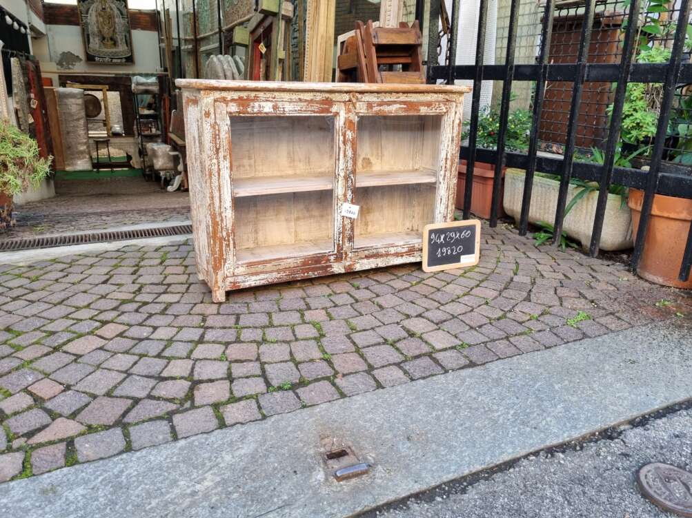 Mobiletto basso bianco decapato shabby - immagine 3