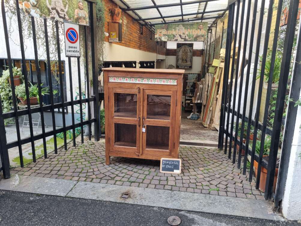 vetrinetta con fascia floreale