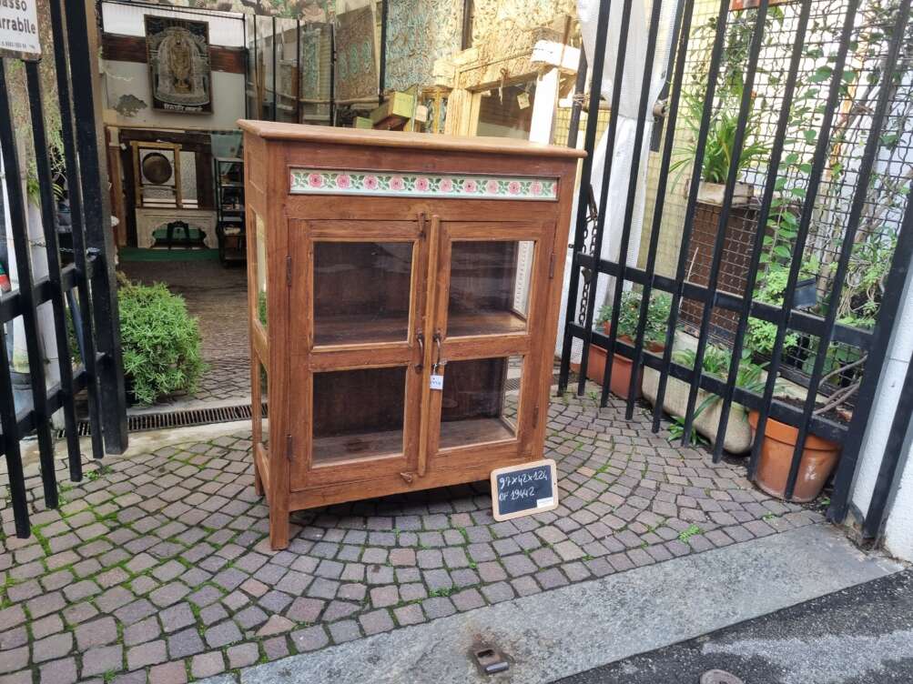 vetrinetta con fascia floreale