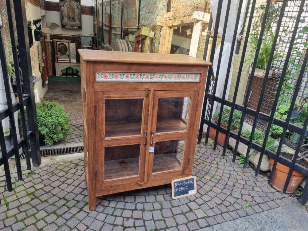 vetrinetta con fascia floreale