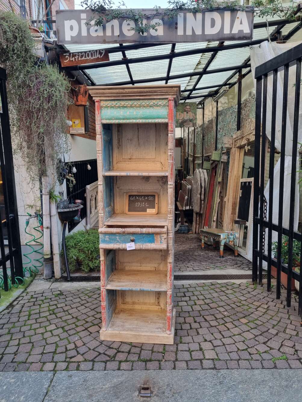 Libreria etnica con scaffali e cassetto - immagine 2