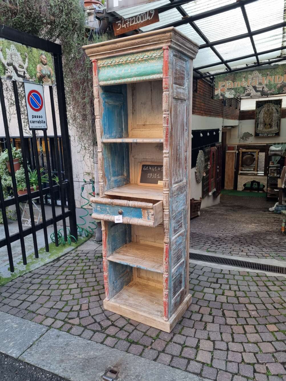 Libreria etnica con scaffali e cassetto