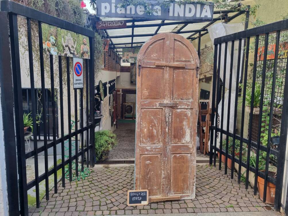 Porta in legno dipinta con motivi floreali - immagine 16
