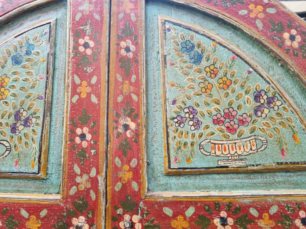Porta in legno dipinta con motivi floreali - immagine 7