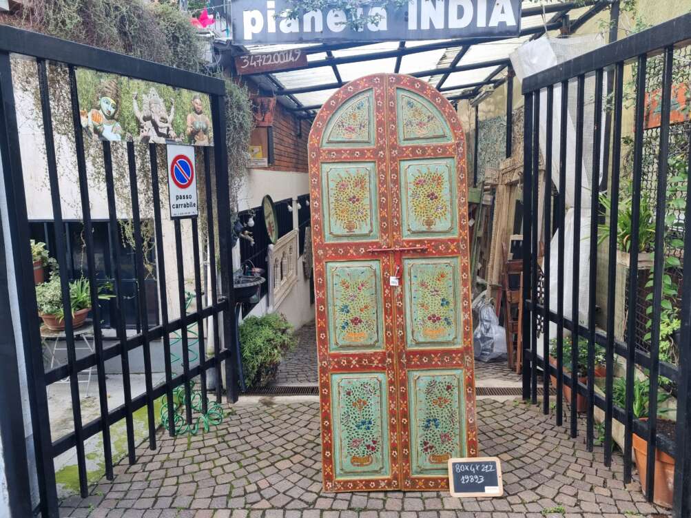 Porta in legno dipinta con motivi floreali
